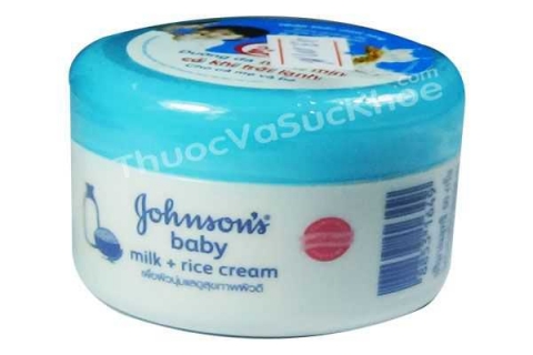 Kem dưỡng da Johnson Baby Cream loại nắp xanh sử dụng được cho cả mẹ và bé, sản phẩm có công dụng nuôi dưỡng và chăm sóc da, tăng độ ẩm cho da, giúp phòng và tránh hiện tượng nứt nẻ và khô da cho cả mẹ và bé. Mẹ cũng có thể dùng loại kem này để đánh nền trước khi trang điểm.